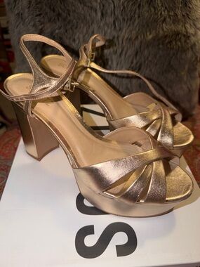 SCHUTZ Metallic Rose Gold Block Heel Sandals